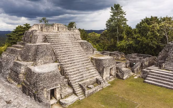 Caracol, Belize: Là thành phố lớn của người Maya vào thời hoàng kim, giờ nằm ở phía đông Belize, Caracol lụi tàn vào khoảng năm 950 sau Công nguyên. Những thợ đốn gỗ đi tìm gụ đã phát hiện ra di tích của Caracol vào năm 1937. Giờ đây, nơi này là khu khảo cổ lớn nhất và là một trong những điểm đến quan trọng nhất Belize. Khu đền chính cao hơn 41 m so với mặt đất.