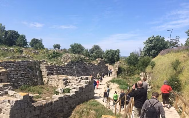 Thành Troy, Thổ Nhĩ Kỳ: Di tích của Troy, thành phố từng nằm ở trung tâm của một trong những cuộc chiến nổi tiếng nhất lịch sử, nằm ở Hisarlik, được phát hiện vào năm 1865 và trở thành điểm đến yêu thích của nhiều du khách.