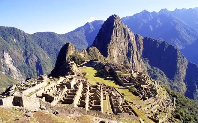 Machu Picchu, Peru: Được nhà sử học người Mỹ Hiram Bingham công bố trước thế giới vào năm 1911, thành phố cổ của người Inca này đã trở thành một trong những điểm đến nổi tiếng nhất thế giới. Thành phố được xây dựng vào thế kỷ 15, nằm giữa những khu rừng cận nhiệt đới xanh tươi với hệ động thực vật phong phú. Tại đây có nhiều cổ vật quý giá cho ta hiểu thêm về nền văn minh bí ẩn của người Inca.