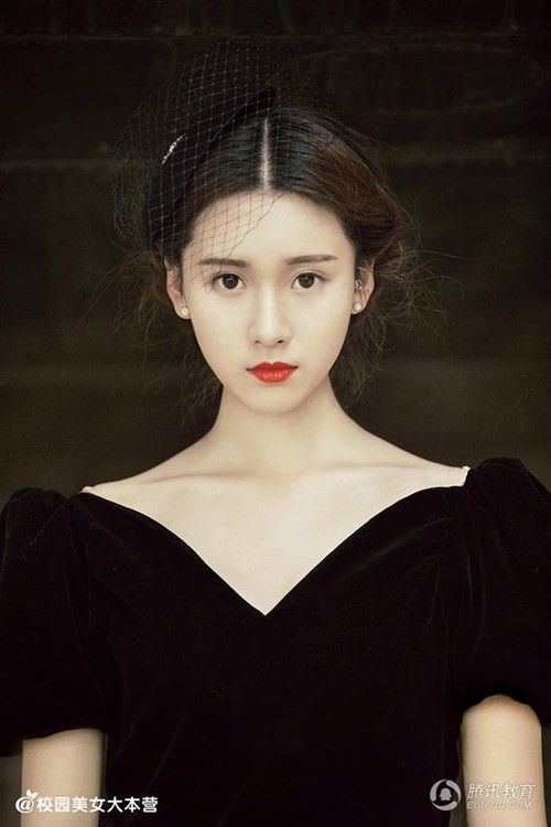 Nhiều người cho rằng, gương mặt của cô gái trẻ tổng hợp nhiều nét đẹp của các ngôi sao nổi tiếng của cả Trung Quốc lẫn Hàn Quốc.