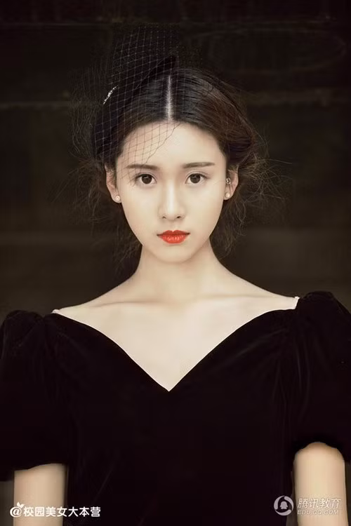 Nhiều người cho rằng, gương mặt của cô gái trẻ tổng hợp nhiều nét đẹp của các ngôi sao nổi tiếng của cả Trung Quốc lẫn Hàn Quốc.