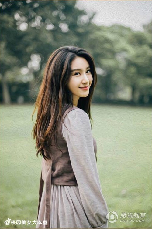 Với gương mặt xinh đẹp và những kinh nghiệm mà mình tích lũy được khi còn ngồi trên ghế nhà trường, hy vọng trong tương lai Tử Huyên sẽ còn tiến xa hơn nữa.