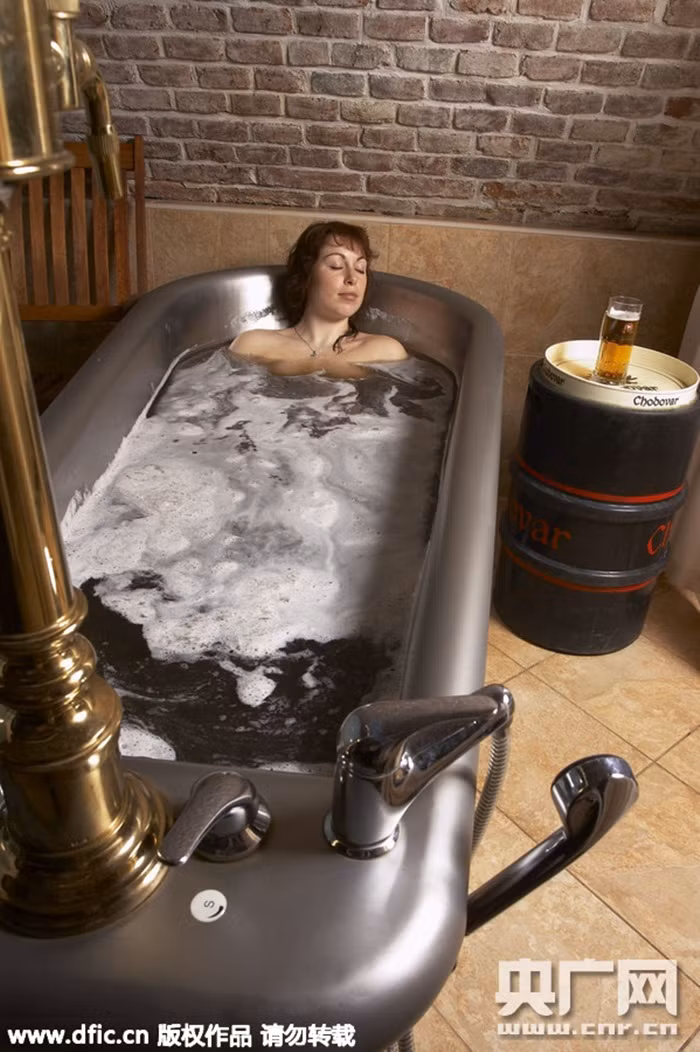 Dịch vụ tắm bia này mới được mở ra những đã thu hút nhiều chị em bởi sự độc đáo của nó. Liệu trình kéo dài trong 1 tiếng.