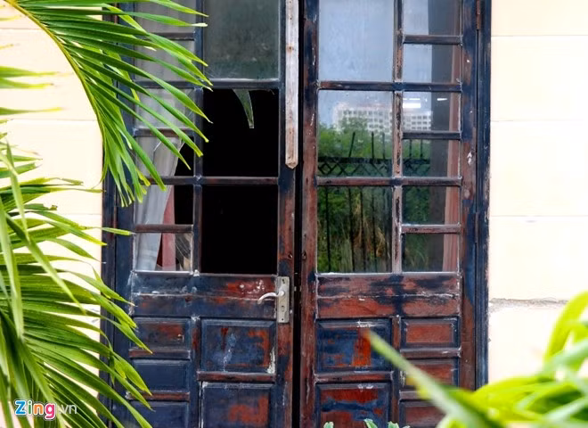 Hầu hết các trang thiết bị, kể cả tường rào, cổng ngõ, lăn can, cửa nhà... đã bị tháo gỡ, mất cắp hoặc hư hỏng.