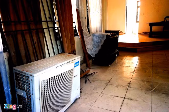 Hiện một số vật dụng được chủ sở hữu chuyển đi nơi khác. Còn các thiết bị như điều hòa, bàn ghế... thì vẫn còn đó.