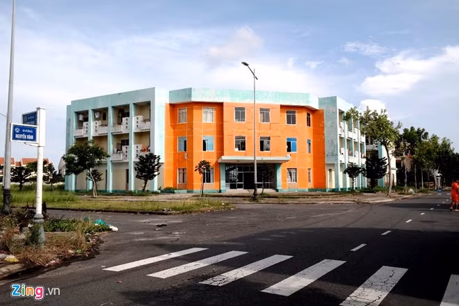 Ông Bùi Xuân Hòa, Chủ tịch CLB SHB Đà Nẵng, cho biết vì khu biệt thự này có thiết kế không phù hợp với các vận động viên, huấn luyện viên nên họ chuyển đi nơi khác. Trong thời gian tới, khu liên hợp thể thao ở phường Hòa Xuân (quận Cẩm Lệ) hoàn thành và đưa vào sử dụng, dãy nhà biệt thự này sẽ được chuyển đổi mục đích sử dụng cho phù hợp.