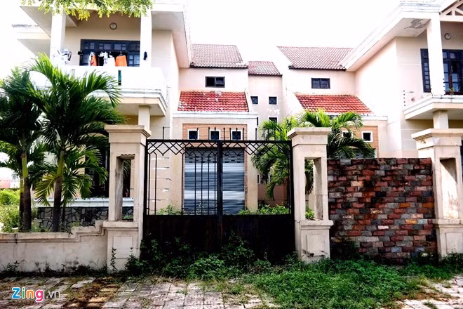 Hàng rào trước nhà trơ khung sắt mục nát, nhiều ống kim tiêm vương vãi trên nền đất. Hàng trụ đèn trang trí đổ và bị những người nhặt phế liệu gỡ bán.