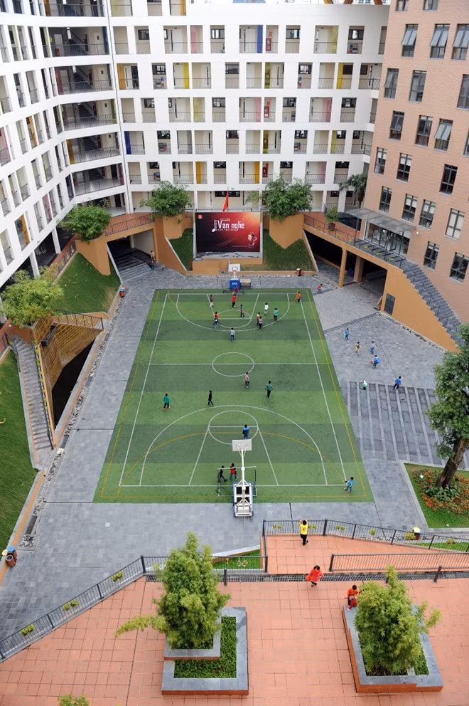 Sân bóng là nơi vui chơi, thư giãn được yêu thích của học sinh sau giờ học tập.