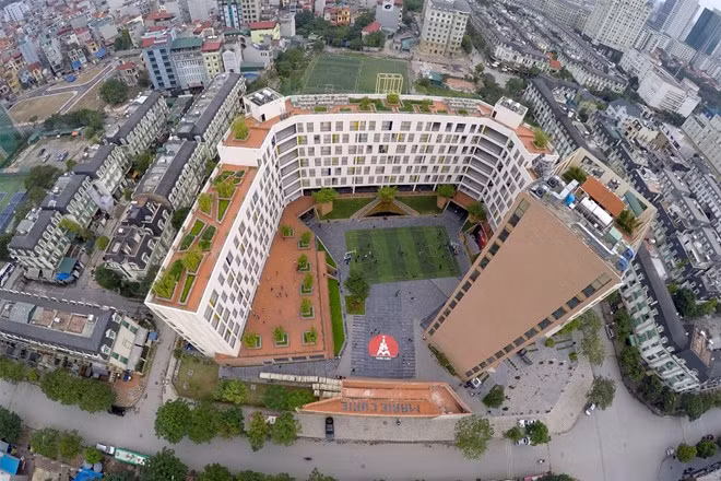 Trường Marie Curie Hà Nội được mệnh danh “The Heirs” – những người thừa kế phiên bản Việt, với cơ sở hiện đại, phong cảnh lãng mạn.