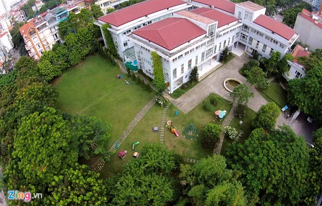 Nằm trong khu đô thị Văn Quán, Trường mầm non Thần Đồng không chỉ rộng mà còn được bao phủ bởi vườn cây xanh, do kiến trúc sư thiết kế vườn cho ca sĩ Mỹ Linh sáng tạo.