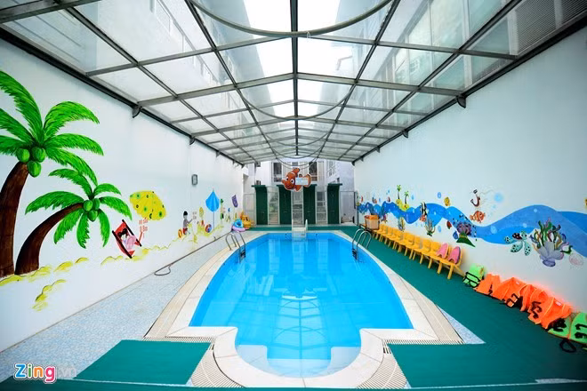 Bể bơi nằm ngay trong khuôn viên của trường, được xây kín đảm bảo an toàn cho trẻ. Xem thêm: Trường mầm non 5.000 m2 phủ đầy cây xanh giữa Hà Nội.