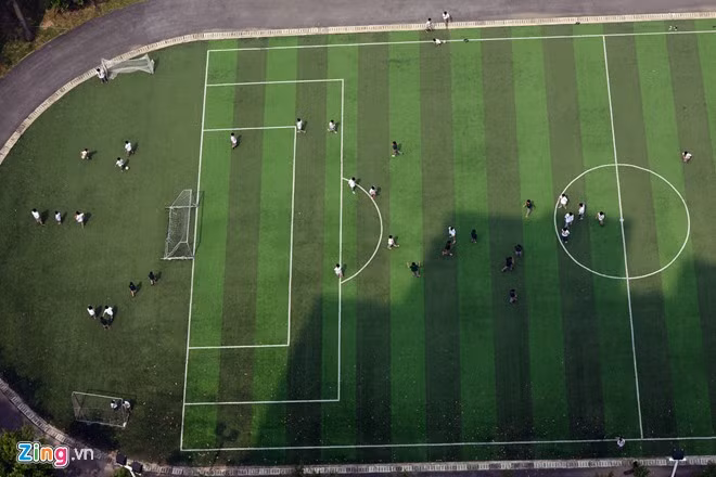 Sân bóng đá nằm trong khuôn viên trường có kích thước 40x60 m, đạt chuẩn FIFA cho thi đấu 7 người. Mặt sân được phủ lớp cỏ nhân tạo theo tiêu chuẩn quốc tế. Để đạt được tiêu chuẩn này, sân bóng phải đảm bảo tất cả các yêu cầu từ diện tích, độ dốc, nền móng, thảm cỏ, hàng rào, đèn chiếu sáng.