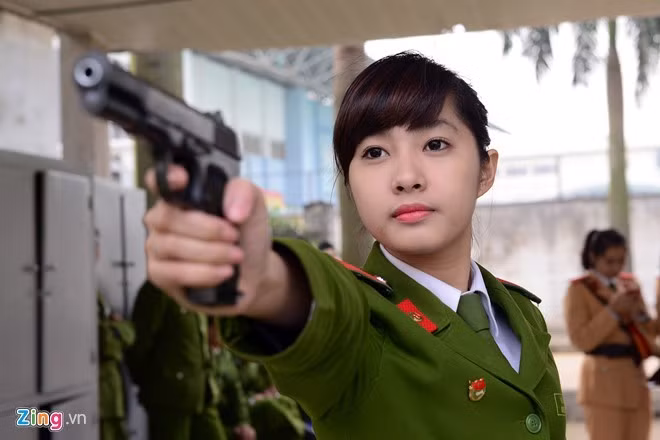 Tại Học viện Cảnh sát nhân dân, các học viên phải học đủ 165 tiết chính khóa, 100 tiết ngoại khóa về bắn súng, tập kỹ chiến thuật.