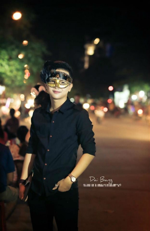 "Cậu đồng đẹp trai nhất Việt Nam" này đeo mặt nạ và tạo dáng trên phố Trung thu khiến người xem, đặc biệt là “phái nữ” thêm một lần bấn loạn.