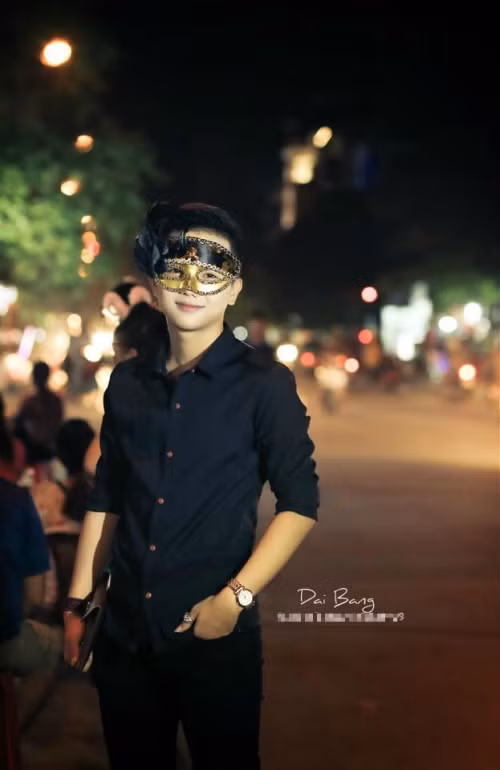 "Cậu đồng đẹp trai nhất Việt Nam" này đeo mặt nạ và tạo dáng trên phố Trung thu khiến người xem, đặc biệt là “phái nữ” thêm một lần bấn loạn.