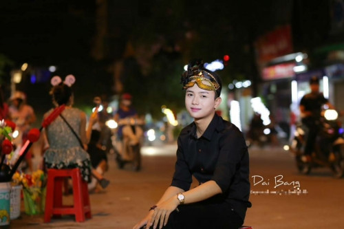 Mặc dù chỉ là những bức ảnh đời thường, dạo chơi trên phố nhân dịp tết Trung thu cận kề nhưng những bức ảnh này cũng nhận được hàng chục ngàn lượt like và bình luận khen điển trai của cộng đồng mạng.