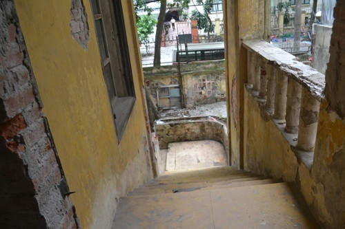 Hành lang đi lại cũng đã nhuốm bụi thời gian.