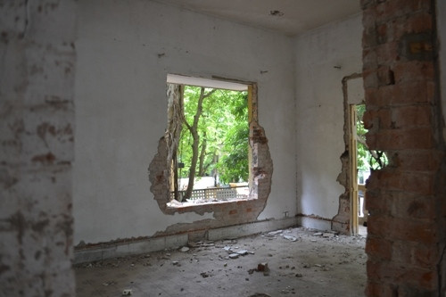 Cửa sổ phòng khách cũng biến mất vì một số đoàn phim cải tạo quá đà.