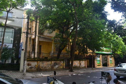 Sau khi bán được vài năm thì ngôi biệt thự này rơi vào trạng thái bị “bỏ hoang”. Cũng theo những người dân sống xung quanh, chủ nhân hiện tại của ngôi biệt thự cổ “bỏ hoang” là Phó tổng giám đốc tập đoàn FPT. Sau khi mua ngôi nhà, chủ nhân có ý muốn phá bỏ để xây dựng trên mảnh đất này một công trình hiện đại hơn. Tuy nhiên, đến thời điểm này UBND TP Hà Nội vẫn chưa đồng ý cấp phép nên ngôi nhà mới rơi vào trạng thái hoang tàn.