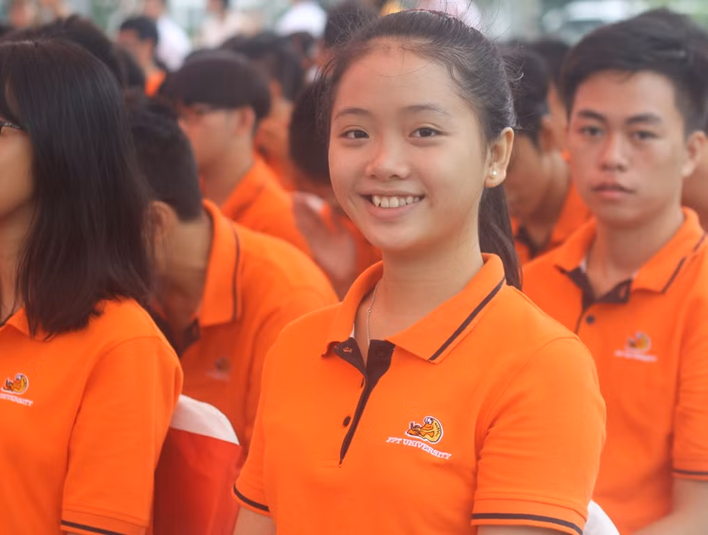 Nữ sinh khoe nụ cười rạng rỡ với tóc đuôi gà dễ thương khiến bao chàng trai xao xuyến.