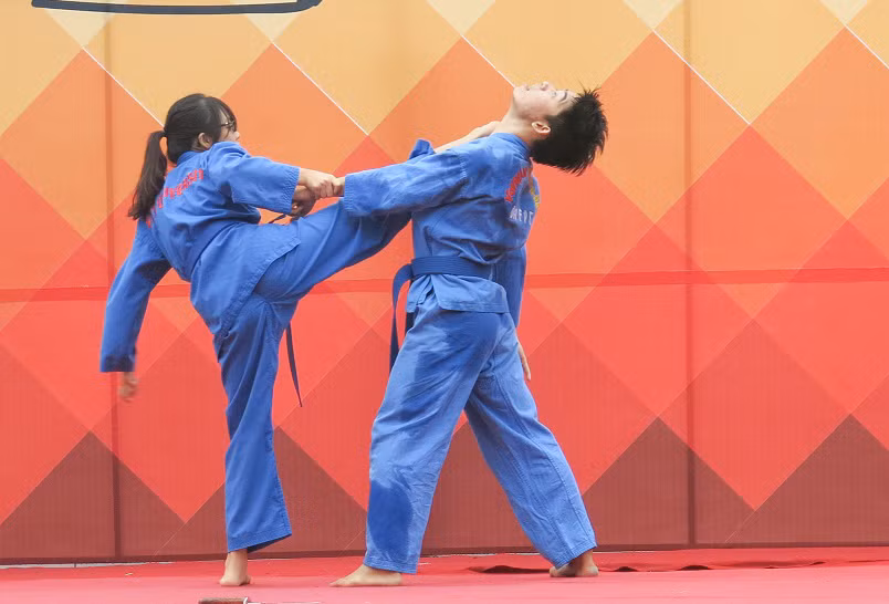 Nữ sinh ĐH FPT biểu diễn võ thuật đẹp mắt trong lễ khai giảng.