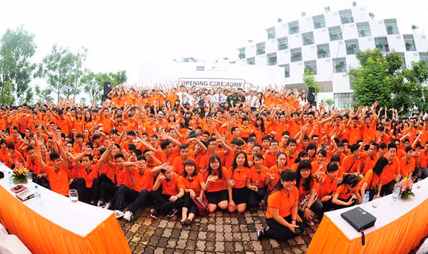 Màu cam nổi bật trong lễ khai giảng.