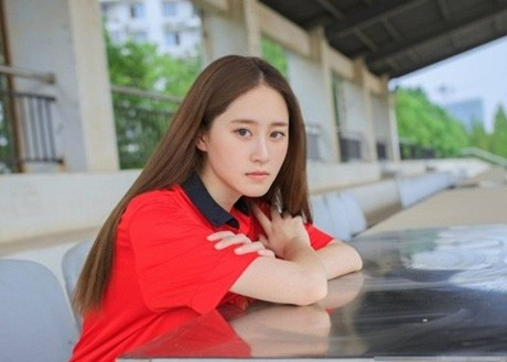 Cô từng du học Pháp và thông thạo nhiều thứ tiếng; nhận giải thưởng trong lĩnh vực hùng biện, phiên dịch tiếng Pháp. Với thành tích học tập ưu tú cùng tính cách năng động, Chen Zi Mei được bầu làm Phó chủ tịch Hội sinh viên Đại học Ngôn ngữ Bắc Kinh. Ảnh: Asiaone.