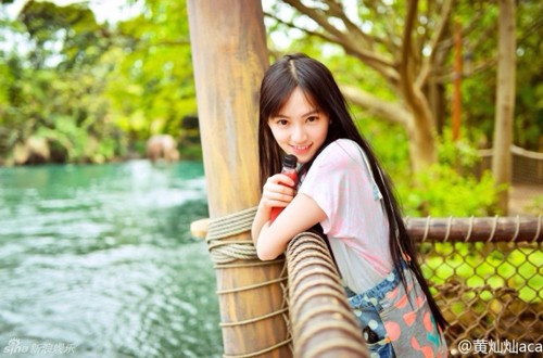 Hoang Cancan, sinh năm 1995, là người tỉnh Hồ Bắc. Cô hiện theo học khoa Truyền hình thuộc Đại học Vũ Hán. Năm 2013, Cancan tham gia cuộc thi tìm kiếm nữ thần các trường đại học trên mạng. Cô nổi tiếng với gương mặt thanh thoát và mái tóc dài mượt mà. Nữ sinh thường xuyên chụp ảnh nhằm quảng bá hình ảnh trường, và được coi là gương mặt đại diện, thu hút thí sinh nộp đơn vào Đại học Vũ Đán. Ảnh: Xinhua.