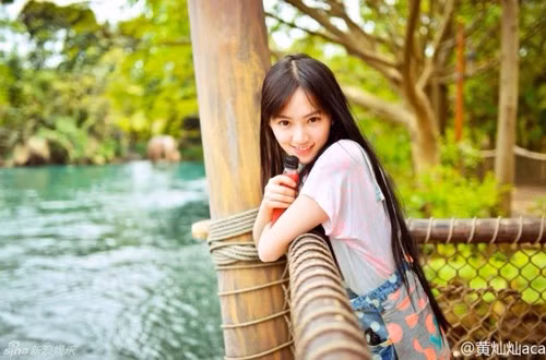 Hoang Cancan, sinh năm 1995, là người tỉnh Hồ Bắc. Cô hiện theo học khoa Truyền hình thuộc Đại học Vũ Hán. Năm 2013, Cancan tham gia cuộc thi tìm kiếm nữ thần các trường đại học trên mạng. Cô nổi tiếng với gương mặt thanh thoát và mái tóc dài mượt mà. Nữ sinh thường xuyên chụp ảnh nhằm quảng bá hình ảnh trường, và được coi là gương mặt đại diện, thu hút thí sinh nộp đơn vào Đại học Vũ Đán. Ảnh: Xinhua.