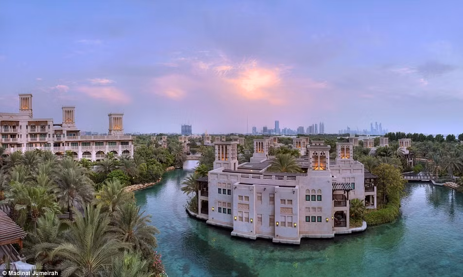 Tới Madinat Jumeirah, bạn có thể đi thuyền trên dòng nước xanh tươi chảy quanh khách sạn. Phòng ở đây có giá từ 360 USD (8 triệu đồng).