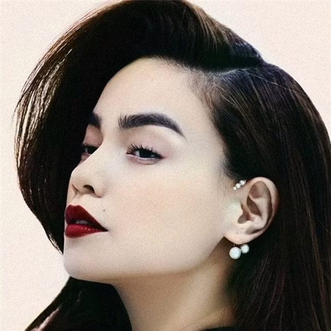 Hồ Ngọc Hà thể hiện vẻ đẹp sang trọng khi tô môi son đỏ.