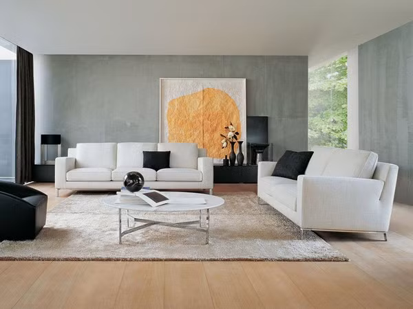 Phòng khách này được bài trí theo lối rất truyền thống và quây quần. Gam màu trắng kết hợp với những điểm nhấn đen từ gối ôm và tranh trang trí khiến căn phòng này dù rất đơn giản nhưng không hề nhàm chán.