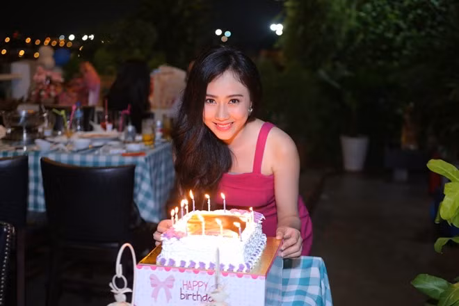 Khi làm bạn gái màn ảnh của Sơn Tùng M-TP, Loan cho hay, cô khá lo lắng vì sợ sẽ bị fan nam ca sĩ ghét bỏ. Tuy nhiên, lúc MV ra mắt, Hồng Loan bất ngờ do các fan rất dễ thương, dành nhiều tình cảm cho cô trên Facebook. Cô gái quê Bình Dương còn là mẫu ảnh cho các tờ báo tuổi teen và từng đạt một số giải thưởng như Gương mặt đẹp tại cuộc thi Ngôi sao thời trang 2013, giải nhất cuộc thi Duyên dáng Áo dài và hoa 2014.