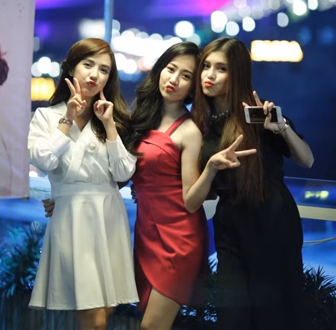 Trong ảnh là cặp hot girl Sài thành - Linh Napi và Thục Vy. Cả hai là cựu sinh viên Đại Học Công Nghệ TP HCM.