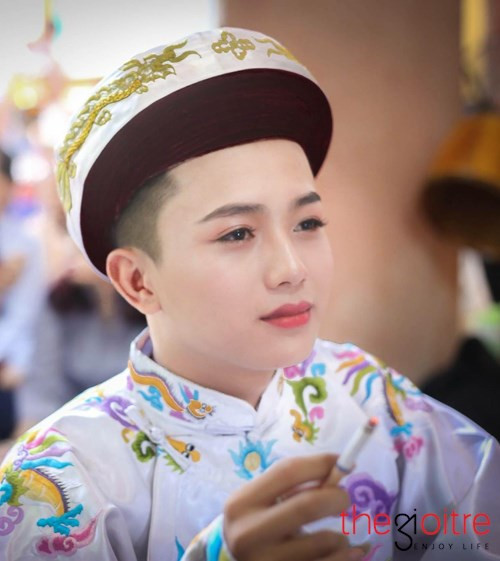 Chia sẻ về những dự định đặc biệt trong tương lai, mỹ nam "hầu đồng" cho biết: "Mình đang phấn đấu học tập tốt song song bên việc hầu đồng để duy trì và phát triển niềm đam mê về tín ngưỡng văn hoá này".