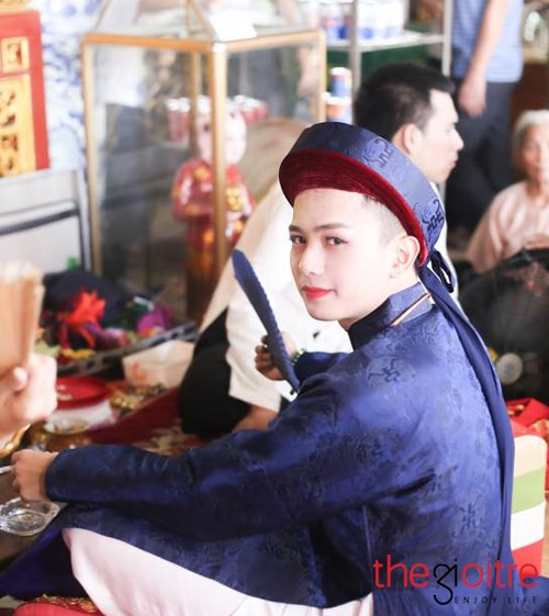 Bên cạnh những công việc của tín ngưỡng dân gian, Quốc Việt còn khiến nhiều bạn bè, người thân nể phục với học lực của mình: 12 năm là học sinh khá- giỏi, thường xuyên nhận học bổng tại trường Đại học đang theo học.