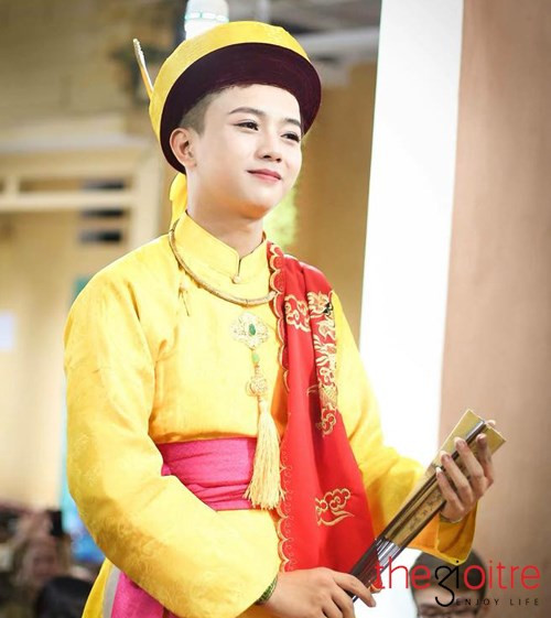 Để làm được những công việc này buộc những người trong cuộc phải có được khối lượng kiến thức như: Văn hóa dân gian, thuộc các bài chầu văn. Mỹ nam hầu đồng khiêm tốn: "Kiến thức là vô tận, mình không dám khẳng định mình có thể am hiểu được hết. Nhưng với mình những điều thú vị xung quanh văn hóa dân gian, văn hóa truyền thống có một sức hút khá kỳ lạ".