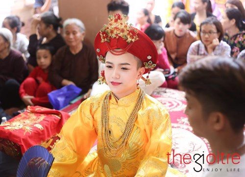 Chia sẻ về công việc hầu đồng, mỹ nam hầu đồng nói: "Hầu đồng là một nghi lễ trong tín ngưỡng thờ mẫu - Đức thánh Trần. Người hầu đồng sẽ diễn lại lịch sử, hình ảnh của các vị thánh trong tín ngưỡng này mục đích để tưởng nhớ những vị anh hùng dân tộc người có công với đất nước".