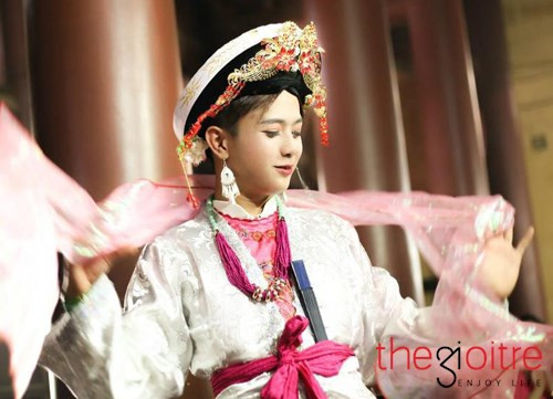 "Mọi người rất ủng hộ và đôi khi tò mò hỏi mình những thông tin xoáy quanh việc mình hầu đồng như: Lịch sử các vị thánh trong tín ngưỡng, chuẩn bị một vấn hầu cần những gì? Cách thực hiện nghi lễ khi hầu đồng... Mình rất vui khi được chia sẻ hiểu biết cho mọi người biết về tín ngưỡng mang đậm bản sắc dân tộc này", Quốc Việt tâm sự về thái độ của bạn bè người thân với việc anh chàng là một "cậu đồng".