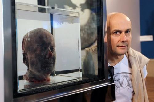 Nhà điêu khắc Anh Marc Quinn đang theo đuổi một tác phẩm điêu khắc hình đầu nghệ sĩ làm từ máu của mình. Sau 5 năm, tác phẩm này được tái tạo lại và Quinn hy vọng rằng sau khi ông qua đời, tất cả máu trong người ông sẽ được lấy hết và tạo nên tác phẩm nghệ thuật hoàn hảo.