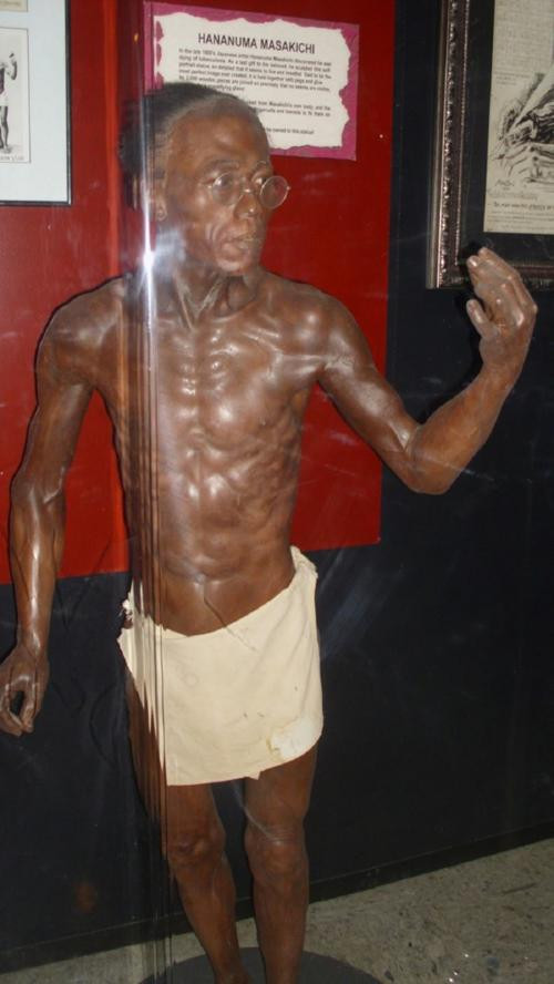 Masakichi - nghệ sĩ Trung Quốc những năm 1880 điêu khắc một bức tượng của chính mình bằng 20.000 miếng gỗ nhỏ. Chưa hết, ông còn lấy tóc, răng, móng tay của mình để cho vào bức tượng. Sau đó, tác phẩm này được trưng bày tại bảo tàng Ripley's Odditoriums, Mỹ và từng bị hư hỏng vì động đất năm 1996 nhưng đến nay chưa ai có thể khôi phục lại nó.