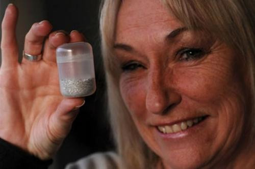 Nữ họa sĩ người Mỹ Valerie Thompson có cách vẽ tranh độc đáo khi dùng tro cốt của người đã khuất để tạo nên những bức tranh đẹp đến khó tin. Rất nhiều người đã gửi tro cốt của người thân và nhờ Thompson vẽ để lưu giữ làm kỉ niệm.