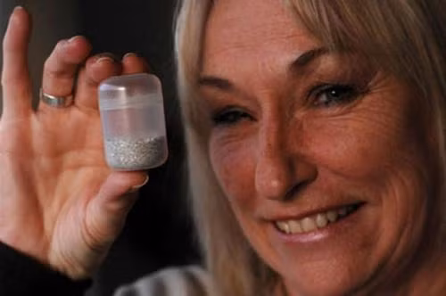 Nữ họa sĩ người Mỹ Valerie Thompson có cách vẽ tranh độc đáo khi dùng tro cốt của người đã khuất để tạo nên những bức tranh đẹp đến khó tin. Rất nhiều người đã gửi tro cốt của người thân và nhờ Thompson vẽ để lưu giữ làm kỉ niệm.