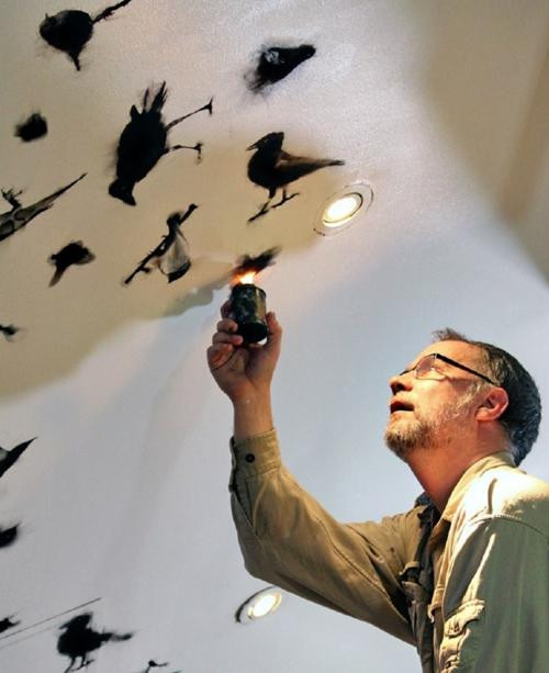 Steve Spazuk, họa sĩ người Canada có cách vẽ tranh độc nhất vô nhị khi dùng nến để vẽ tranh. Ông đốt nến cháy rồi hơ những mẩu giấy lên trên để tạo thành lớp bồ hóng trên tranh, sau đó dùng các dụng cụ vẽ vẽ lên lớp bồ hóng đó, tạo nên các bức tranh tuyệt đẹp.