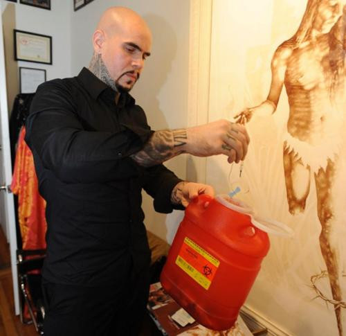 Nghệ sĩ Mỹ Vincent Castiglia dùng máu của mình để vẽ tranh. Chủ đề chính trong các bức tranh của anh là về con người, cuộc sống, cái chết và theo Castiglia thì máu là nguyên liệu phù hợp nhất để lột tả nội dung của bức tranh. Castiglia là một trong số ít các nghệ sĩ có cách sáng tạo nghệ thuật gây kinh hãi được trưng bày ở bảo tàng H.R. Giger Thụy Sĩ.