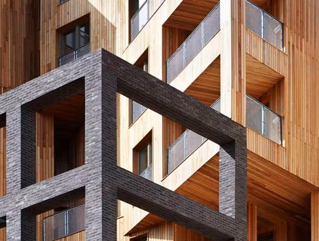 Các tấm gỗ dán chéo và các bộ phận của khung thép được sản xuất và lắp ráp tại chỗ để giảm thiểu việc sử dụng năng lượng và thời gian. Hai vật liệu dường như mâu thuẫn nhau làm việc cùng nhau trong trường hợp này không những tạo ra một cấu trúc nhẹ, bền, mạnh mẽ và hiện đại mà còn tạo ra lượng khí thải carbon tối thiểu trong xây dựng.