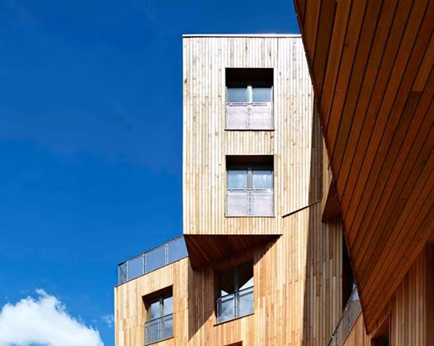 Chiến lược đằng sau các hình thức lập thể méo mó là việc đảm bảo mỗi căn hộ đều có một ban công hoặc không gian sân thượng hướng tầm nhìn ra cảnh quan tuyệt đẹp của lưu vực kênh lân cận ở phía Tây hoặc phần công viên mở rộng về phía Đông. Việc bố trí hình chữ thập cũng cung cấp những khu vực sinh hoạt rộng rãi tạo ra quan điểm cũng như cung cấp ánh sáng tự nhiên và sự thông gió tối ưu cho các căn hộ.