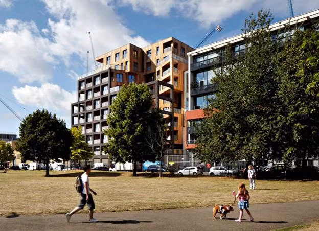 Alex Smith, kiến trúc sư của Hawkins/Brown giải thích tầm quan trọng của nguyên vật liệu tòa nhà: “The Cube mang tính đột phá mới và chứng tỏ tiềm năng to lớn của cấu trúc nhiều lớp gỗ cho phép giảm thiểu thời gian và tác động tới môi trường”.