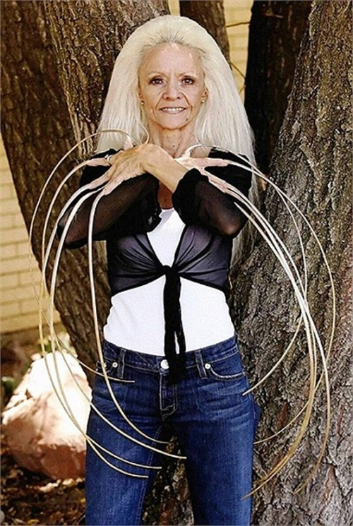 Bà Lee Radmond (Mỹ) được công nhận là người có móng tay dài nhất thế giới với tổng độ dài là 8,65 m. Bà chưa từng cắt móng tay từ năm 1979 mà nuôi dưỡng, chăm sóc chúng rất cẩn thận.