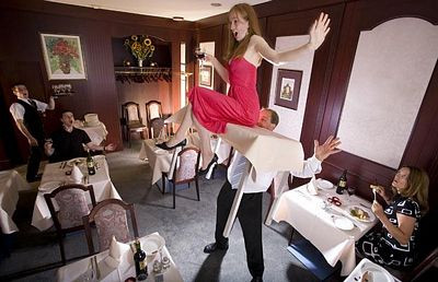 Georges Christen (từ Luxembourg, Bỉ) đã thành công khi chỉ dùng răng “bê” chiếc bàn có một phụ nữ ngồi trên đi quãng đường 10m trong thời gian 7,5 giây. Kỷ lục được lập tháng 7/2004.